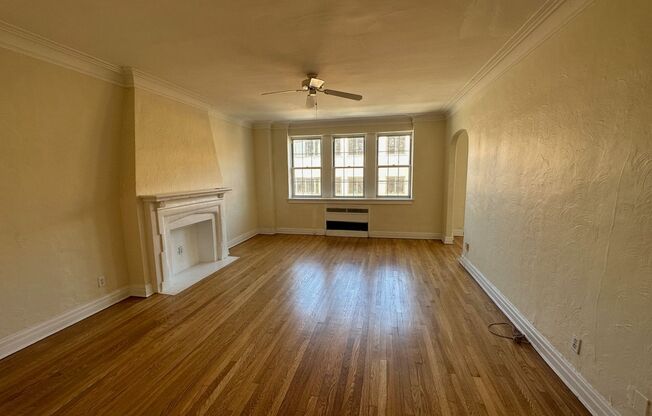 1 bed, 1 bath, 962 sqft, $1,560, Unit New King Edward  503