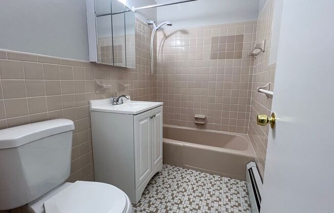 1 bed, 1 bath, $1,300, Unit D-33