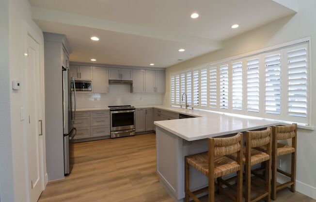FULLY RENOVATED 3 BEDROOM, 2 BATHROOM TOWNHOUSE IN YERBA BUENA VILLAS. MUST SEE!!!