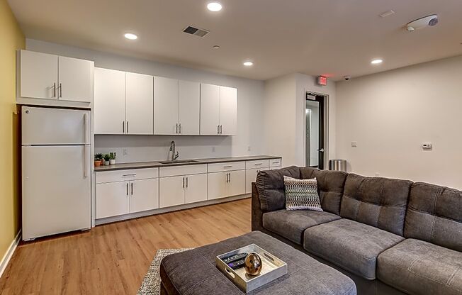 2 beds, 1 bath, 1,034 sqft, $1,900, Unit 505