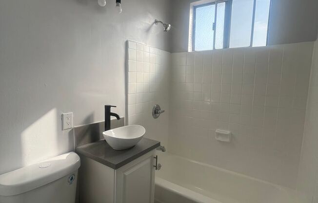 1 bed, 1 bath, $2,000, Unit 06