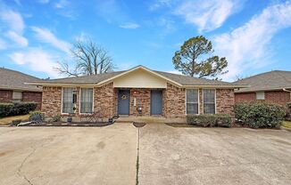 2-Bedroom Duplex with Private Yard Near Shopping & Dining