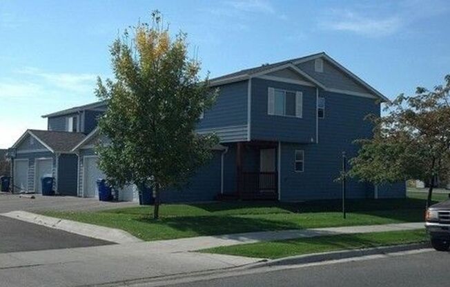 Townhouse-style End unit 3BD, 1.5 BA