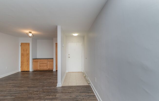 2 beds, 2 baths, $2,100, Unit 17E