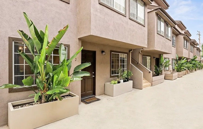 1116 E PALMER AVE