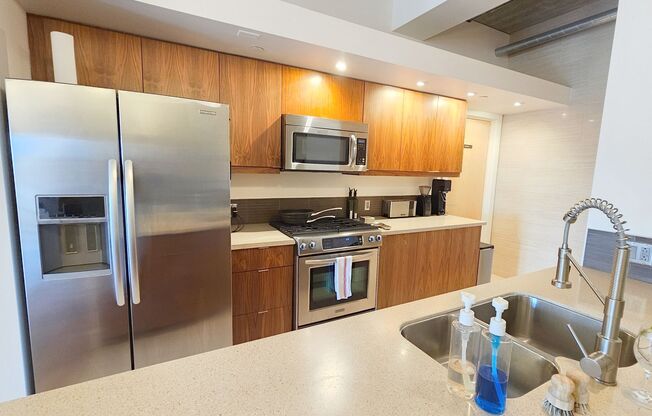 Incredible Top-Floor 1BR with Skyline Views - RENT SPECIAL