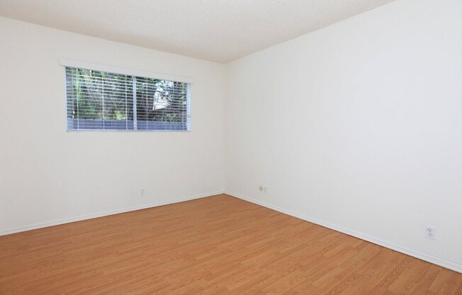 2 beds, 1 bath, $2,195, Unit 05