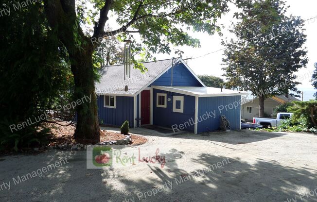 SPECTACULAR VIEWS! Unique & Adorable House w/Huge Deck - Walking Distance to Redondo Beach!!