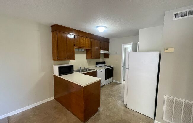 2 beds, 1 bath, $1,100