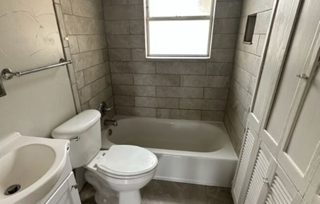 2 beds, 1 bath, $995