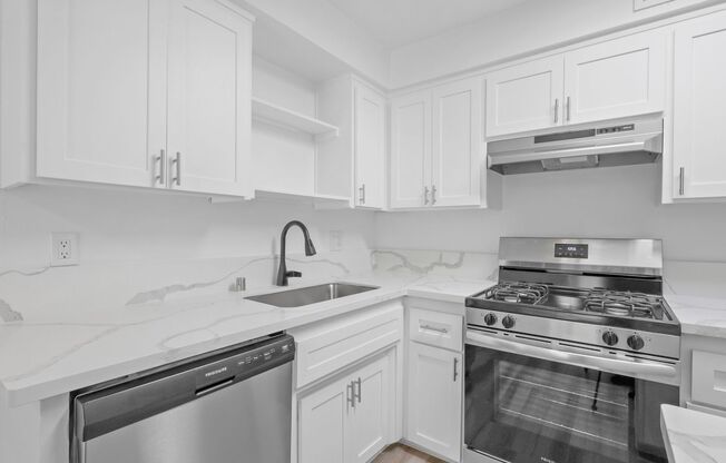 2 beds, 1 bath, 880 sqft, $1,750, Unit 242