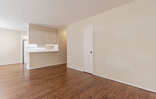 2 beds, 1 bath, $875