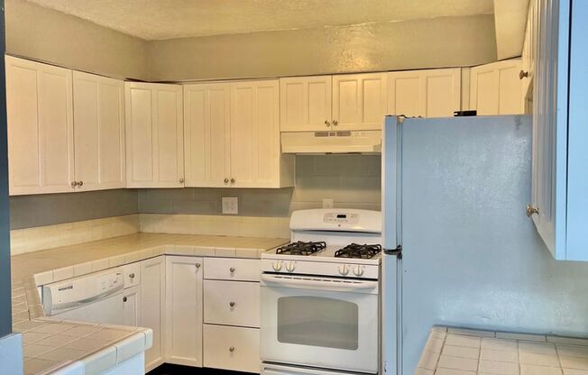 3 beds, 2 baths, $1,350, Unit Unit 25