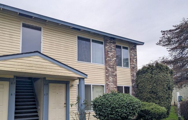 2 beds, 1 bath, 756 sqft, $1,195, Unit 64