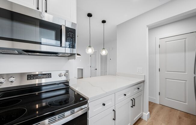 HUGE Renovated Townhome - Private Laundry & Pool