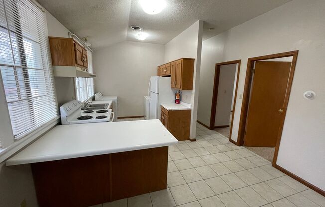 3 beds, 2 baths, $1,050, Unit A