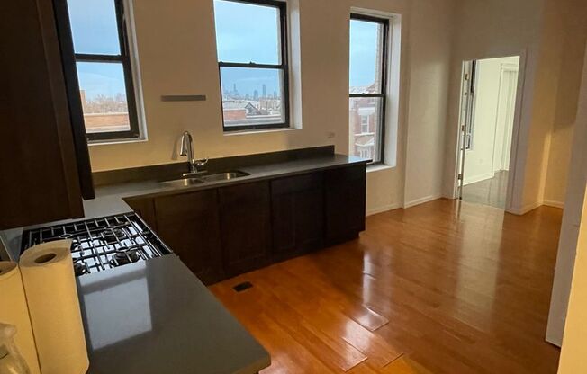 3 beds, 1 bath, $2,000, Unit 3F