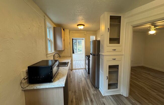 3 beds, 1 bath, $1,650