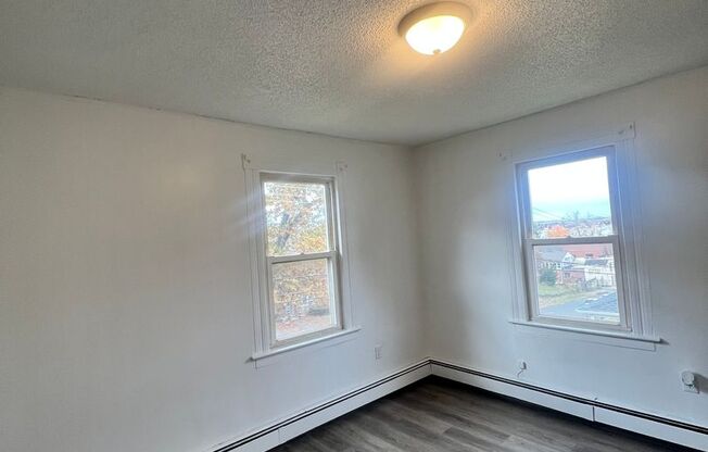 2 beds, 1 bath, $1,450, Unit Unit 3