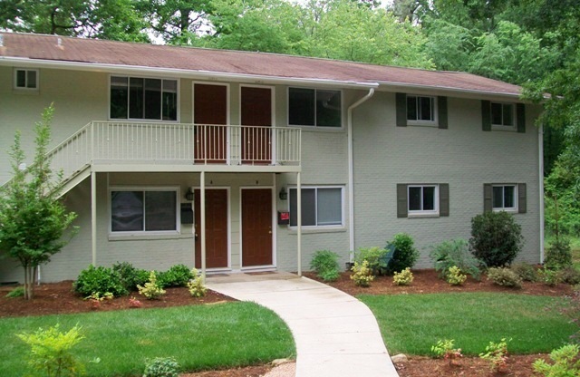 Walk to Weaver St.!  Updated 3br condo in West-End Commons, Carrboro