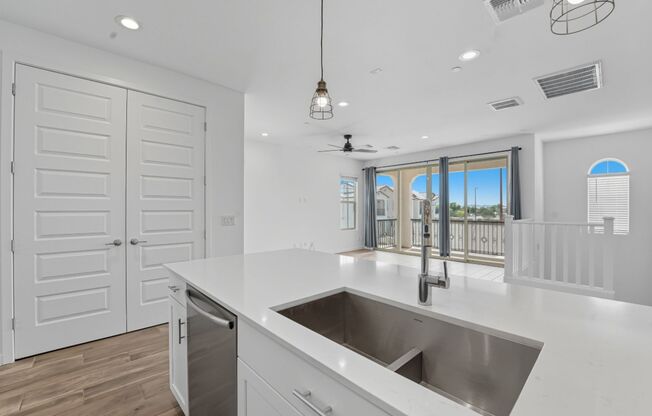 Like new Luxurious Modern townhome with 2 Master Suits in Warner Meadows!
