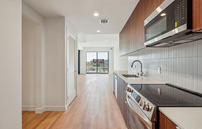 2 beds, 1 bath, 841 sqft, $3,695