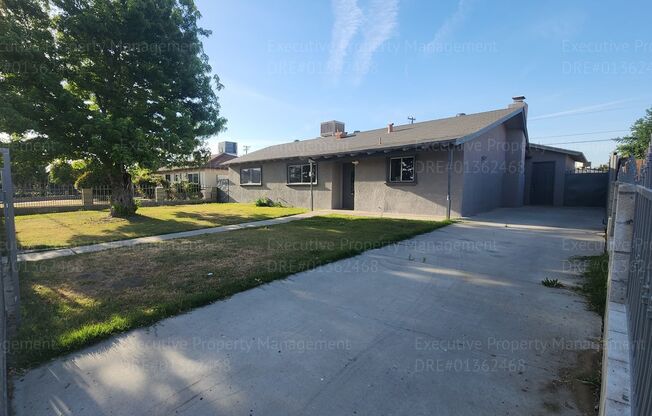3 bedroom 2 Bathroom home in a great location near shopping centers.
