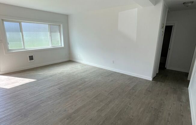 Fully Refreshed Westmoreland 3bd in Plex. Onsite laundry. Shared courtyard