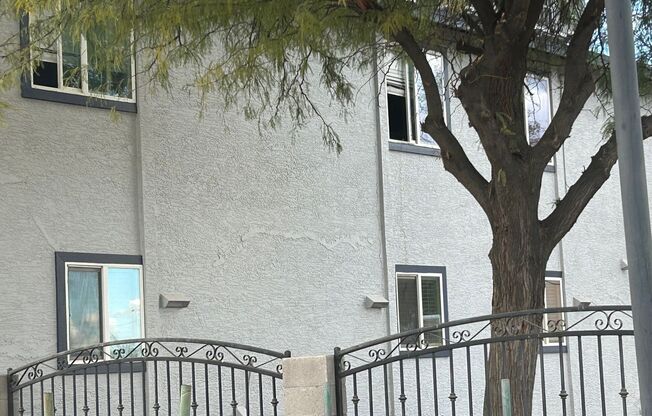 Charming 2BR Duplex in Surprise