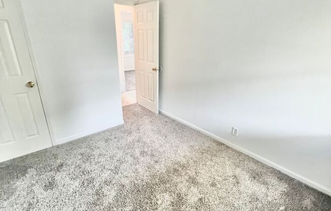 3 beds, 1 bath, $950