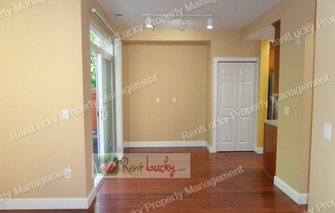 AMAZING 3-Bedroom Townhome w/HUGE 3-Car Attached Garage in West Hill (Near Federal Way/Kent/Des Moines)!!