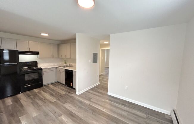 2 beds, 1 bath, 925 sqft, $1,469, Unit B04
