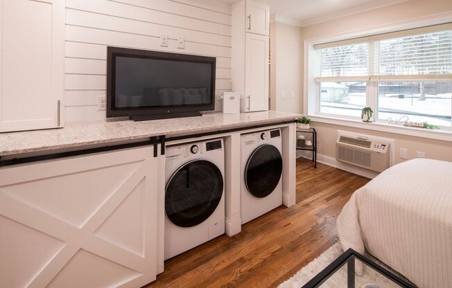 Studio, 1 bath, 380 sqft, $1,995, Unit 210