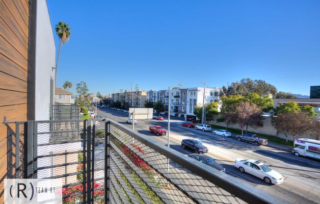 3 beds, 3 baths, 1,565 sqft, $3,600, Unit 11639 1/2 Burbank Blvd