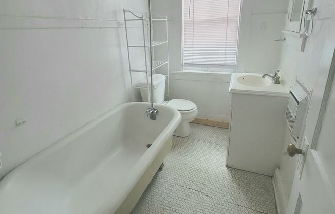 1 bed, 1 bath, 700 sqft, $795, Unit 213 Apt. C