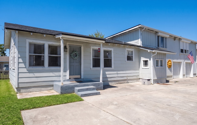 Coastal Living Just 2 Blocks from Jacksonville Beach - 2 Bed/2 Bath, Pet Friendly, Attached Garage!