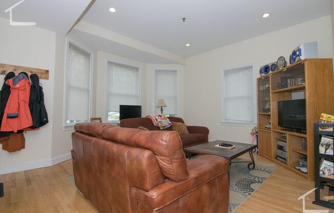 3 beds, 2 baths, $4,200, Unit 3