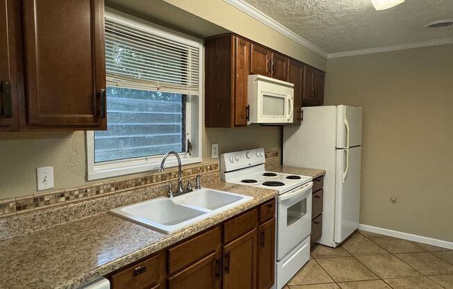 Adorable Forest Hills Home with a Great Kitchen!