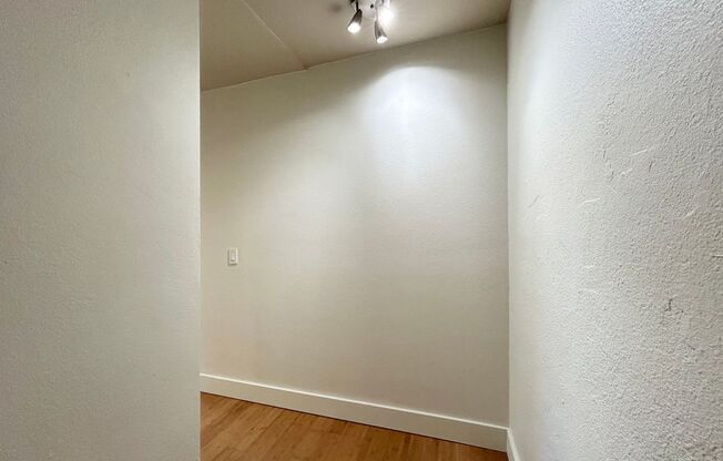 Top Floor Vintage 1 Bed, 1 Bath Condo!