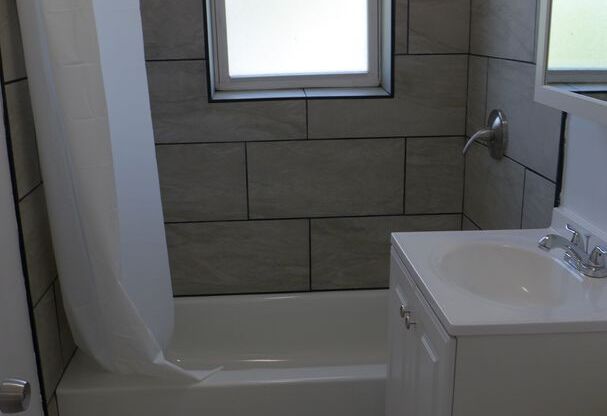 2 beds, 1 bath, $1,595, Unit 2048 Kostner - 3A