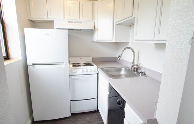 Cozy 2nd Floor Studio between NW 23rd & Pearl!