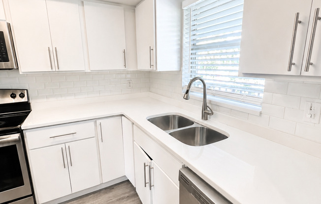 2/2 In Charming Laurel Park. Move in with a $500 Security Deposit!