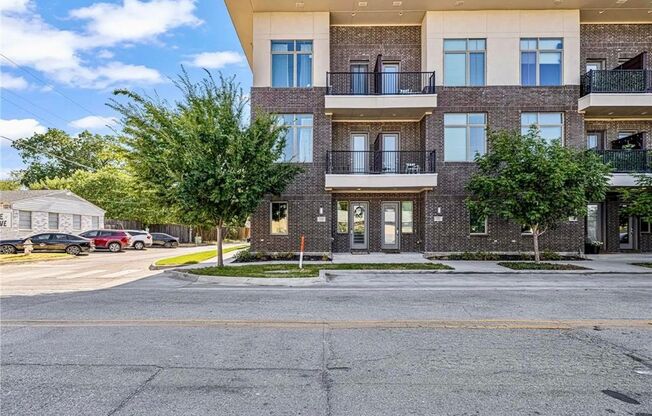 Stunning 3-story townhouse located in the desirable area of Vintage Place