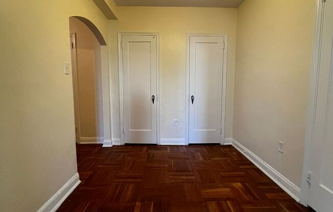 2 beds, 1 bath, 975 sqft, $2,055, Unit Royal York 802