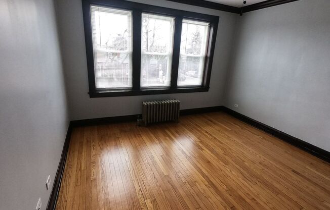 4952-56 W Roscoe Street