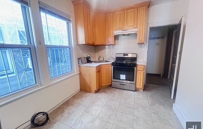 828 E 34 ST
