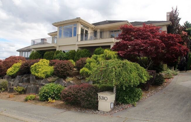 LUXURY 4 BEDROOM BELLEVUE HOME IN ‘THE SUMMIT’ W AMAZING VIEWS!
