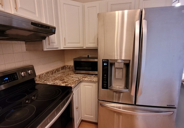 2 beds, 1 bath, 833 sqft, $2,680, Unit 239