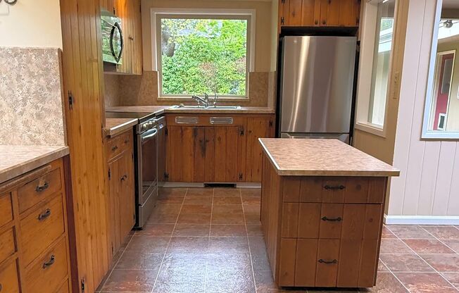 6BR Classic Mid-Century Medina Home! Yard Service Included!