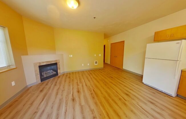 3 beds, 1.5 baths, $2,000, Unit 8